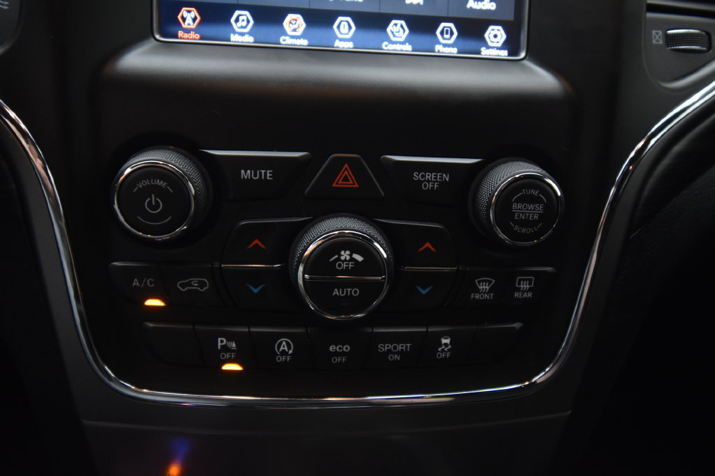 Used 2019 Jeep Grand Cherokee Laredo AWD/4WD image 26