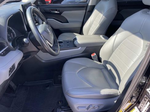 Used 2023 Toyota Highlander L image 17