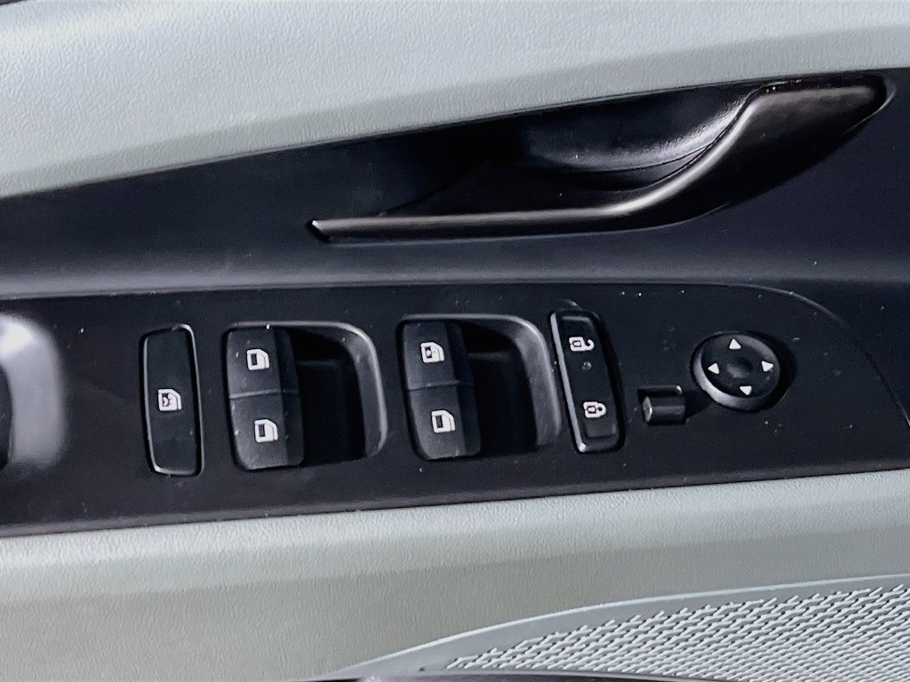 Used 2025 Hyundai Elantra Limited FWD image 17