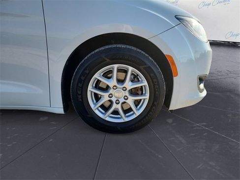 Used 2020 Chrysler Pacifica Touring image 9