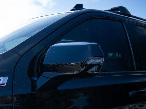 Used 2022 Chevrolet Tahoe Z71 w/ Luxury Package image 11