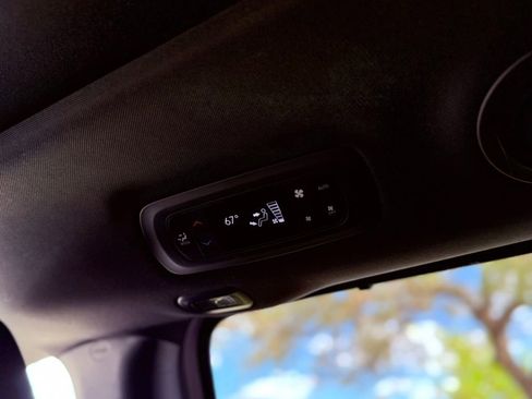 Used 2025 Chrysler Pacifica Limited FWD image 29