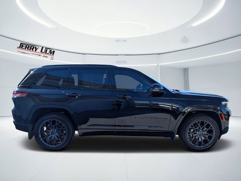 New 2025 Jeep Grand Cherokee Summit image 2