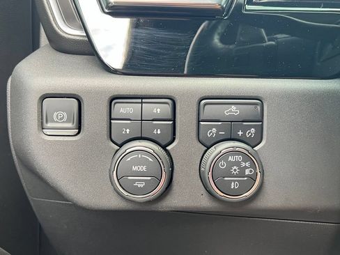 Used 2022 Chevrolet Silverado 1500 LT Trail Boss w/ Convenience Package II AWD/4WD image 16