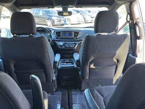 Used 2020 Chrysler Pacifica Touring w/ S Appearance Package FWD image 28