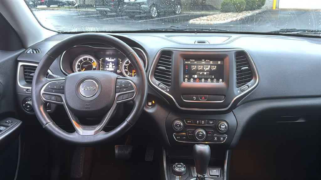 Used 2019 Jeep Cherokee Latitude Plus w/ Cold Weather Group AWD/4WD image 30