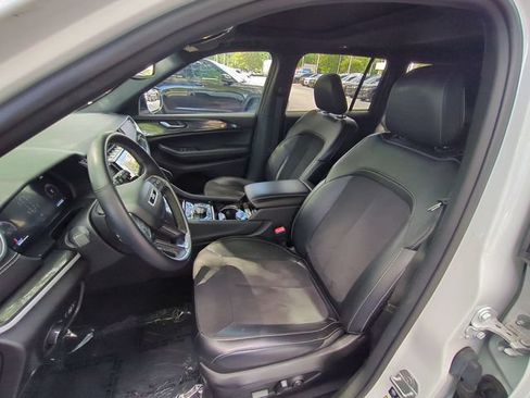 Used 2022 Jeep Grand Cherokee Altitude AWD/4WD image 16