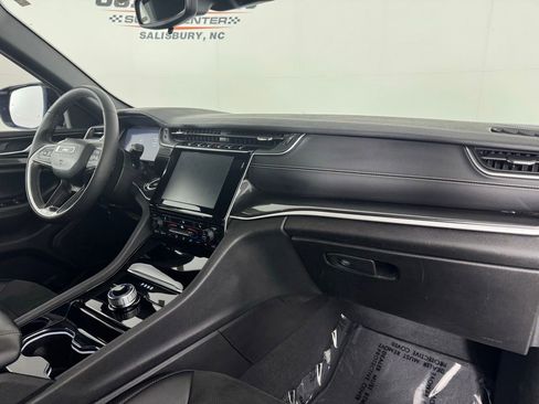 Used 2023 Jeep Grand Cherokee Altitude RWD image 44