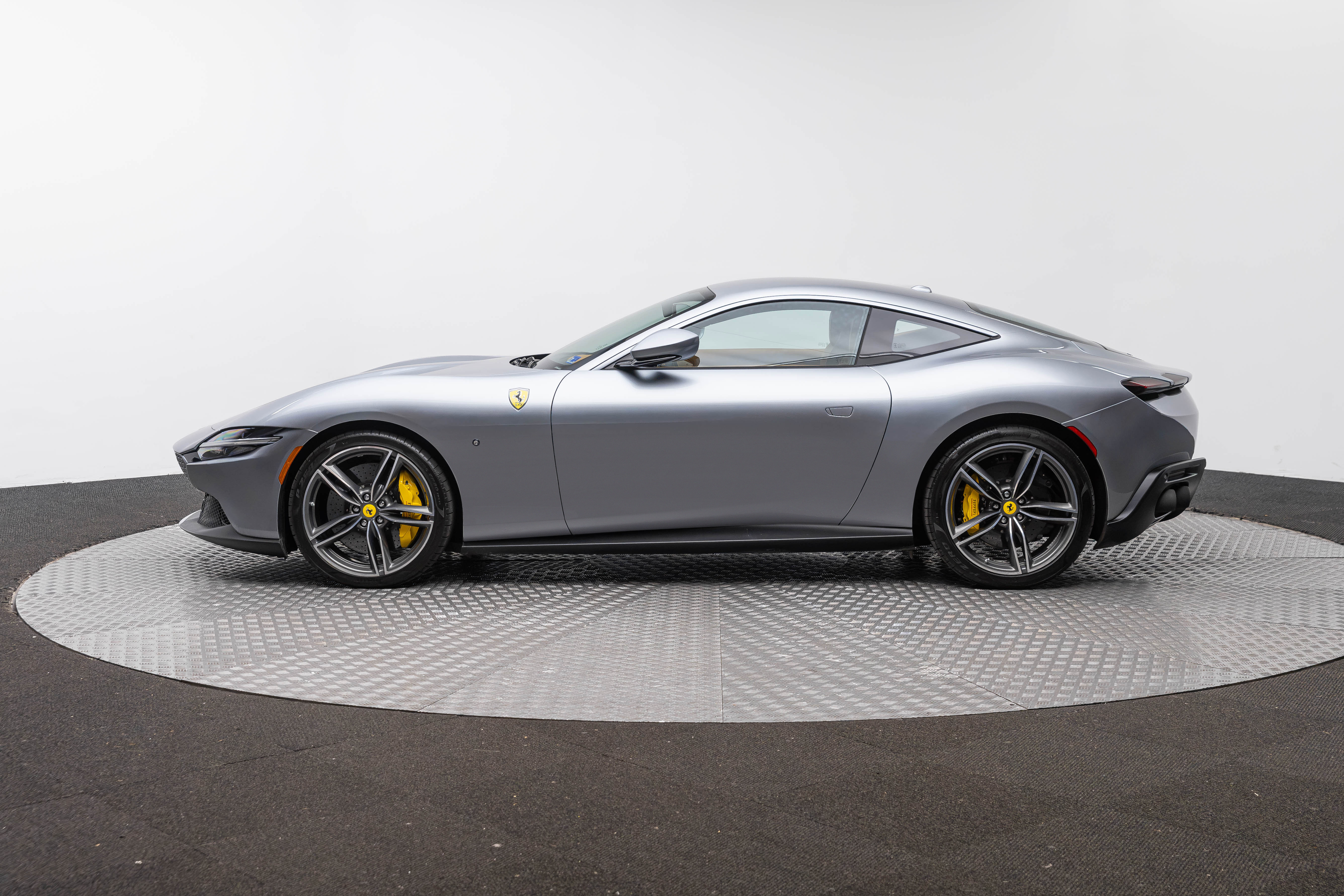 Used 2022 Ferrari Roma RWD image 2