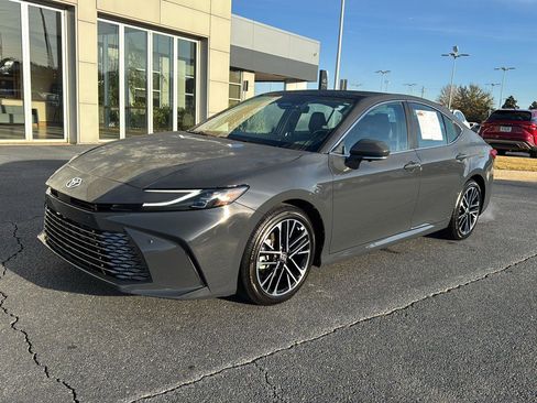 Used 2025 Toyota Camry XLE image 1