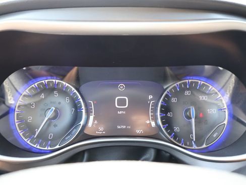 Used 2024 Chrysler Pacifica Touring-L FWD image 19