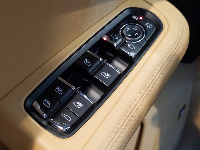 Used 2018 Porsche Macan AWD/4WD image 22