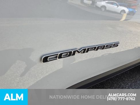 Used 2025 Jeep Compass Latitude AWD/4WD image 5