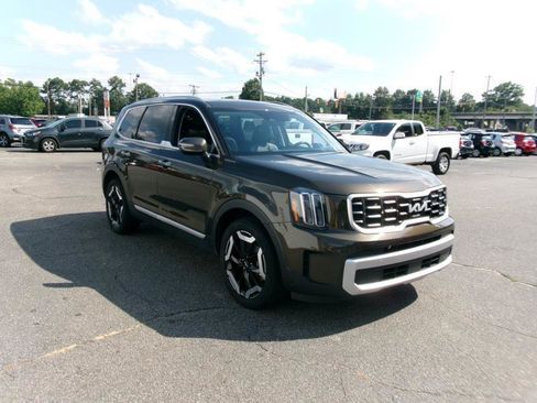 Used 2025 Kia Telluride S FWD image 4