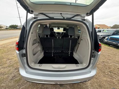 Certified 2024 Chrysler Pacifica Touring-L image 15
