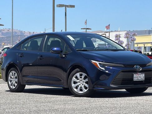 Used 2025 Toyota Corolla LE FWD image 2