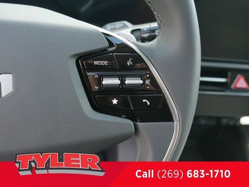 Used 2025 Kia Niro SX image 29