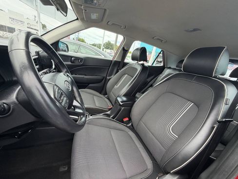 Used 2024 Hyundai Venue Limited FWD image 11