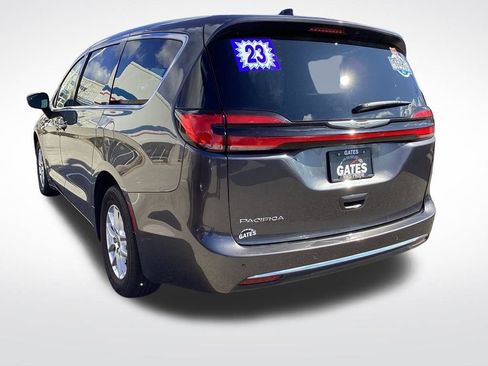 Used 2023 Chrysler Pacifica Touring-L image 8