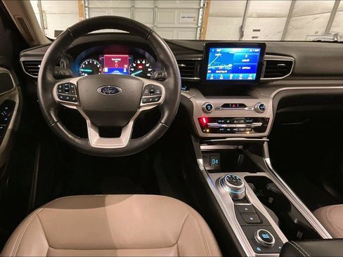 Certified 2022 Ford Explorer XLT w/ Equipment Group 202A image 5