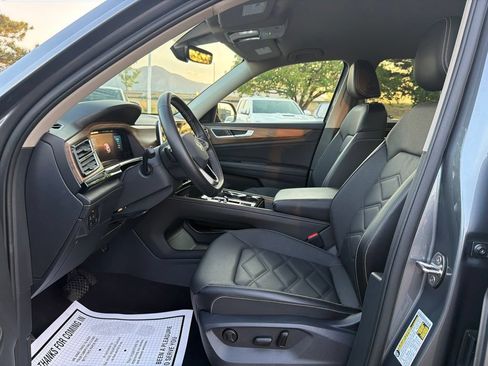 Used 2025 Volkswagen Atlas SE AWD/4WD image 24