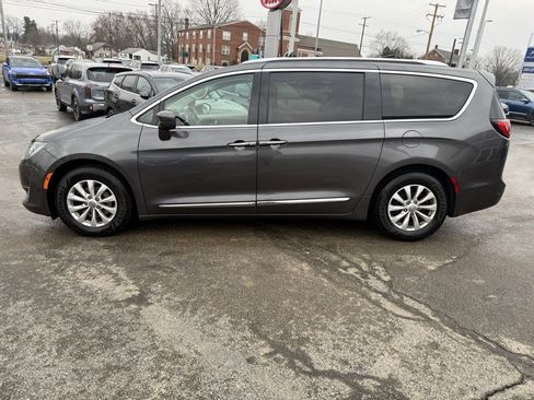 Used 2018 Chrysler Pacifica Touring-L image 4