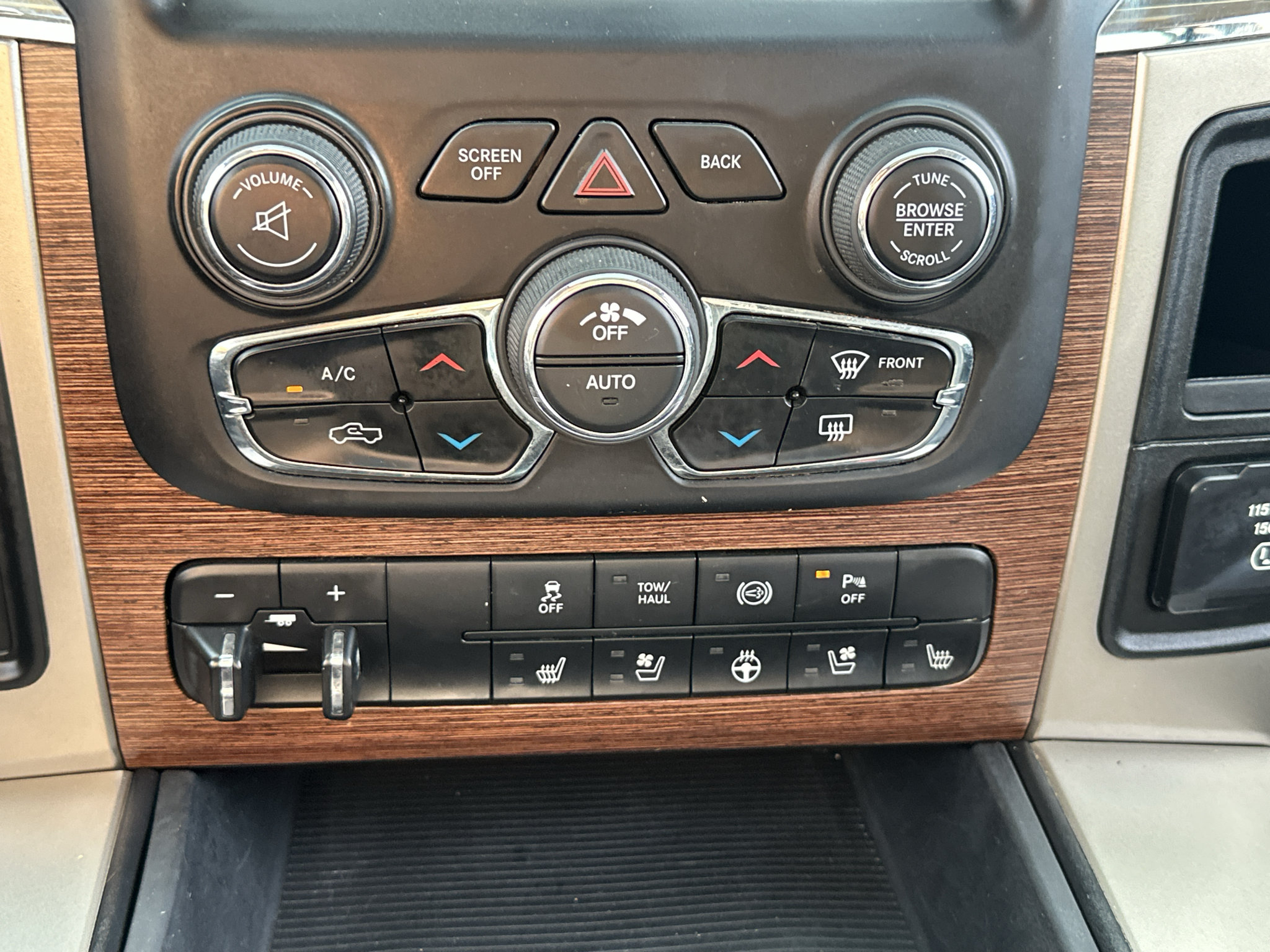 Used 2014 RAM 3500 Laramie w/ Convenience Group AWD/4WD image 14