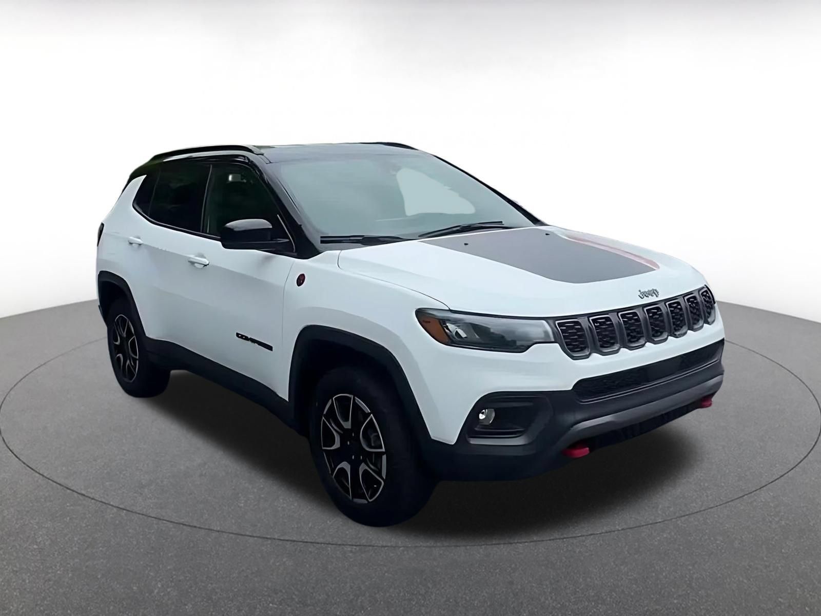 Used 2025 Jeep Compass Trailhawk AWD/4WD image 3