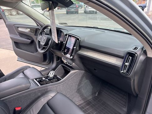 Certified 2023 Volvo XC40 B5 Ultimate w/ Protection Package Premier AWD/4WD image 36