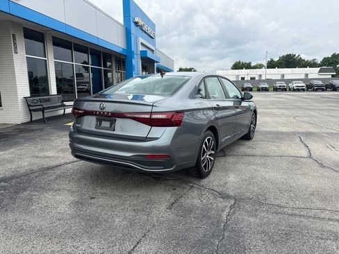 Used 2025 Volkswagen Jetta SE FWD image 4