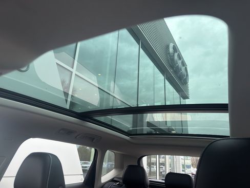 Used 2023 Volkswagen Taos SE w/ Panoramic Sunroof Package image 29