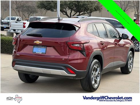 Used 2025 Chevrolet Trax LT w/ LT Convenience Package FWD image 4