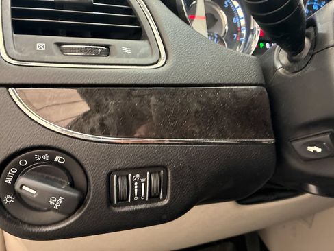 Used 2012 Chrysler Town & Country Touring-L w/ Entertainment Group #2 FWD image 21