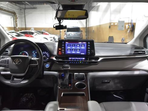 Used 2022 Toyota Sienna XLE image 35
