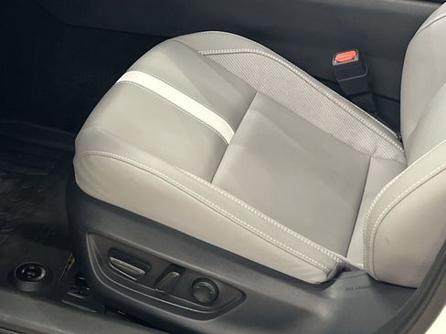 Used 2025 Toyota Camry SE w/ Convenience Package image 12