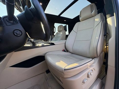 Used 2024 Cadillac Escalade Premium Luxury AWD/4WD image 12