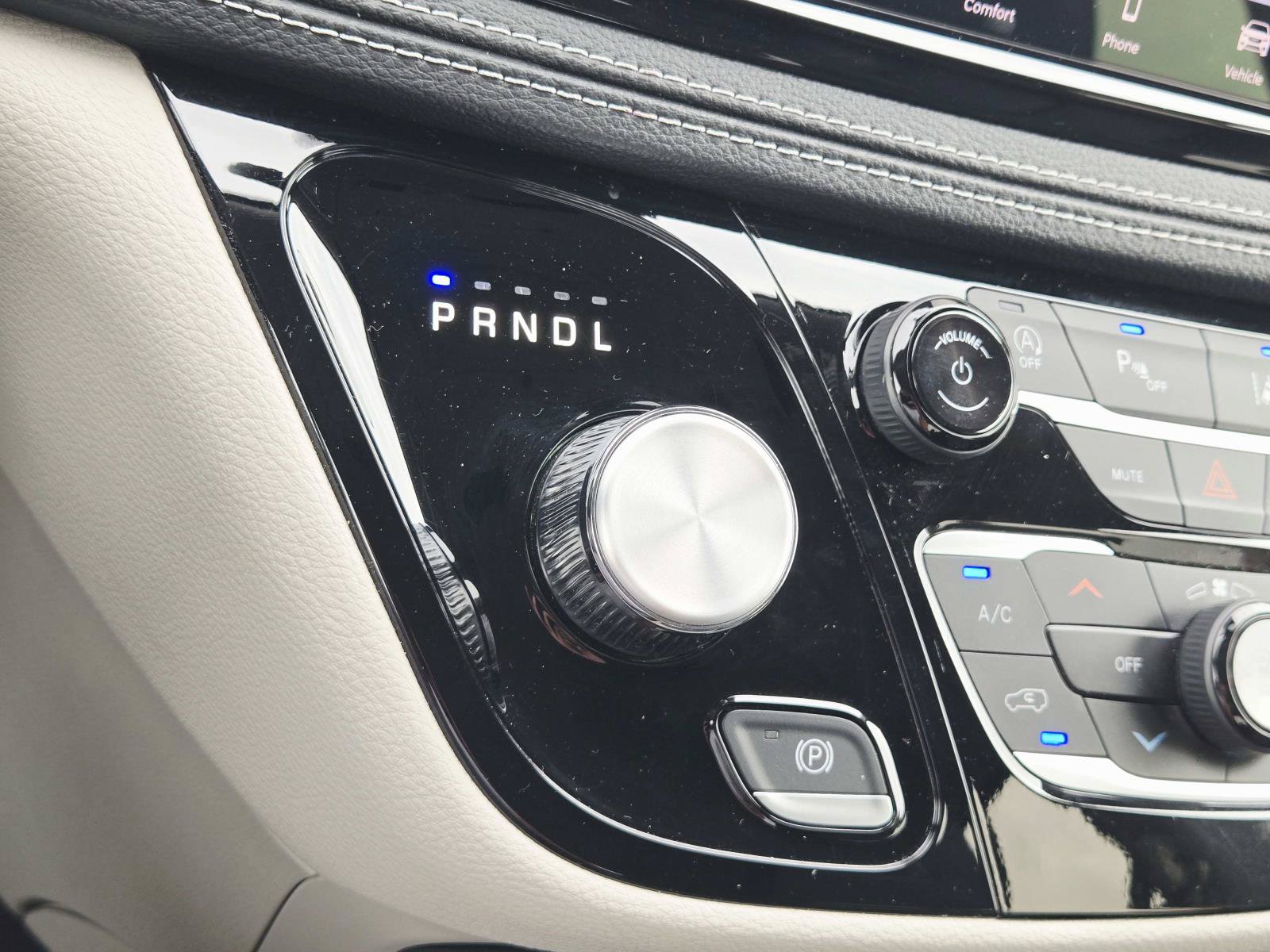 Used 2024 Chrysler Pacifica Touring-L FWD image 34
