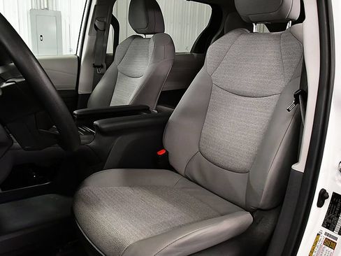 Used 2024 Toyota Sienna LE AWD/4WD image 28