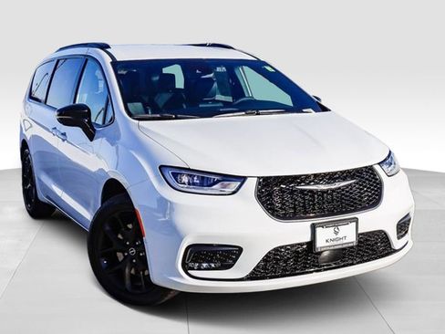 New 2026 Chrysler Pacifica Select w/ S Appearance Package image 2