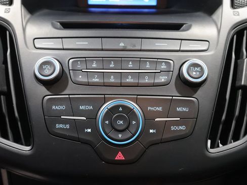 Used 2017 Ford Focus SE w/ Cold Weather Package FWD image 25