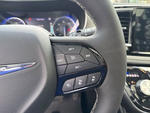 Used 2024 Chrysler Pacifica Limited w/ S Appearance Package image 18