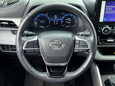 Used 2023 Toyota Highlander Platinum AWD/4WD image 24