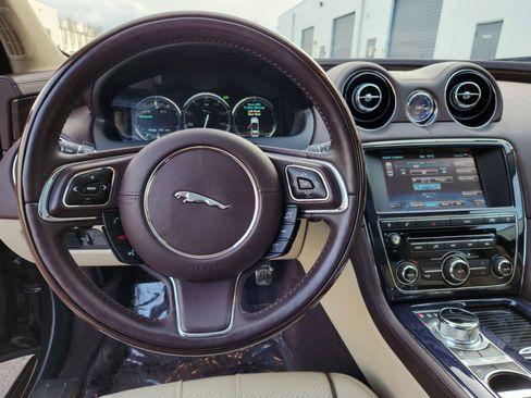 Used 2011 Jaguar XJ L Supersport image 10