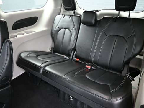 Used 2024 Chrysler Pacifica Touring-L FWD image 19