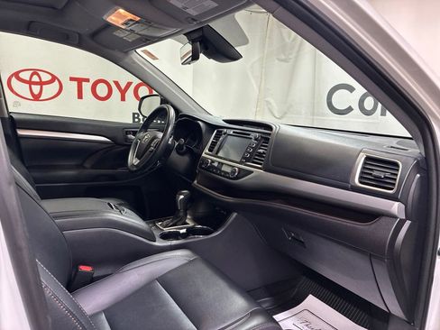 Used 2019 Toyota Highlander XLE w/ Carpet Mat Package (TMS) AWD/4WD image 13