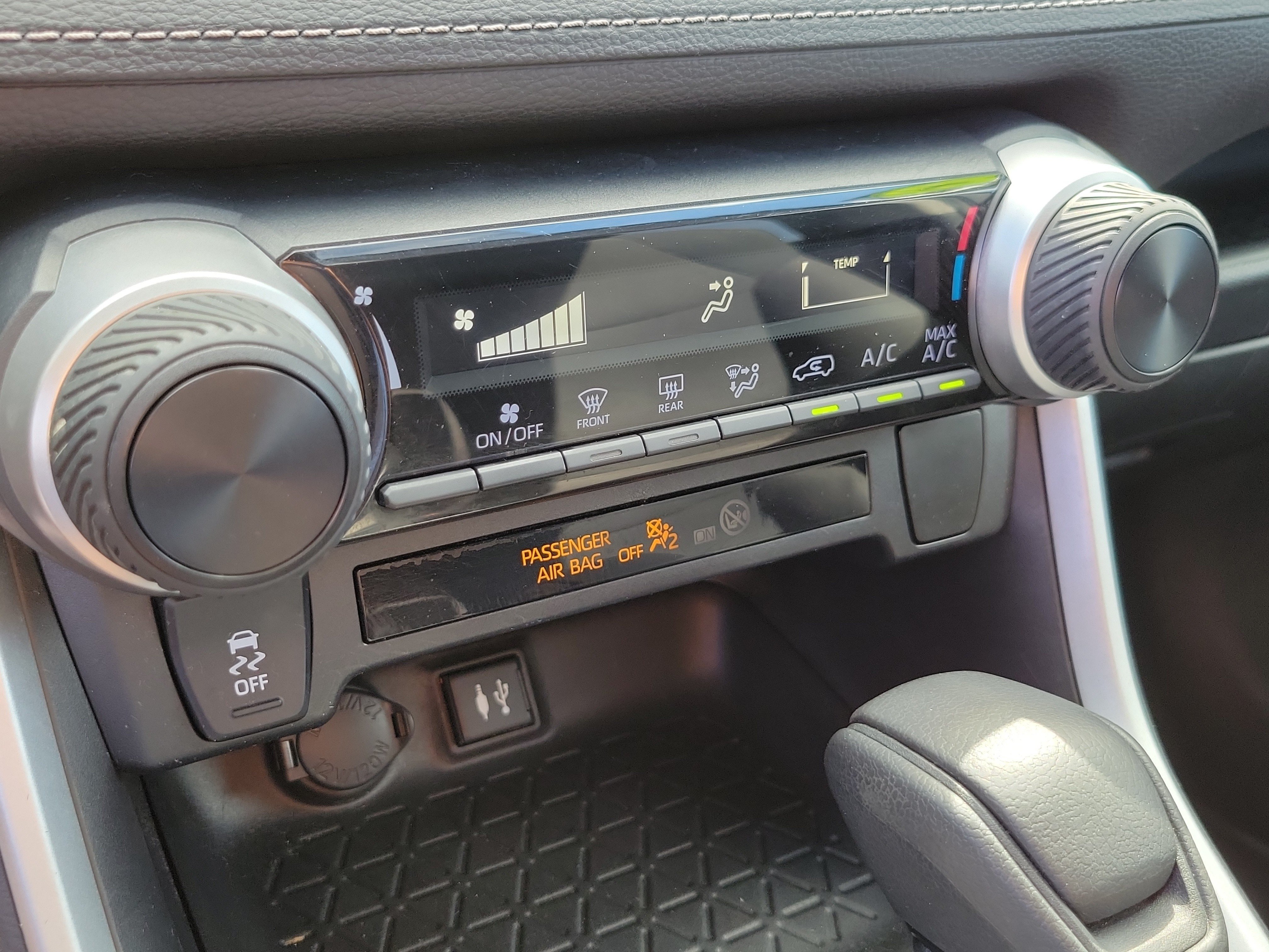 Used 2019 Toyota RAV4 LE FWD image 14