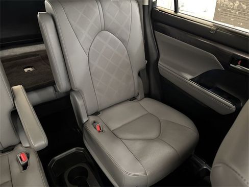Used 2021 Toyota Highlander Platinum image 26