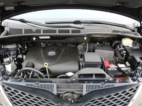 Used 2017 Toyota Sienna SE Premium image 38