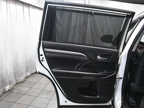 Used 2019 Toyota Highlander SE AWD/4WD image 11