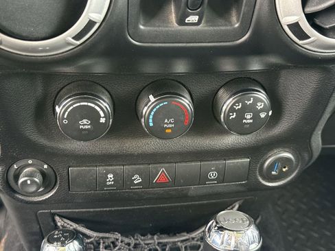 Used 2014 Jeep Wrangler Unlimited Sahara w/ Connectivity Group AWD/4WD image 28